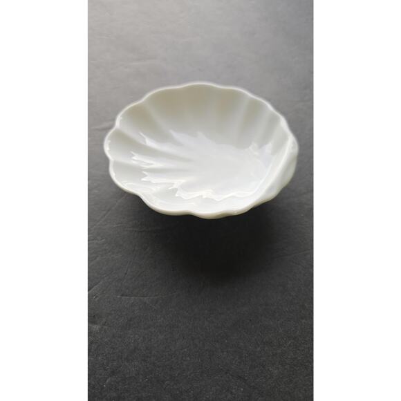 Lillian Vernon White Scallop Porcelain Trinket Dish Bowl 4" Flower Shape China - Picture 2 of 5